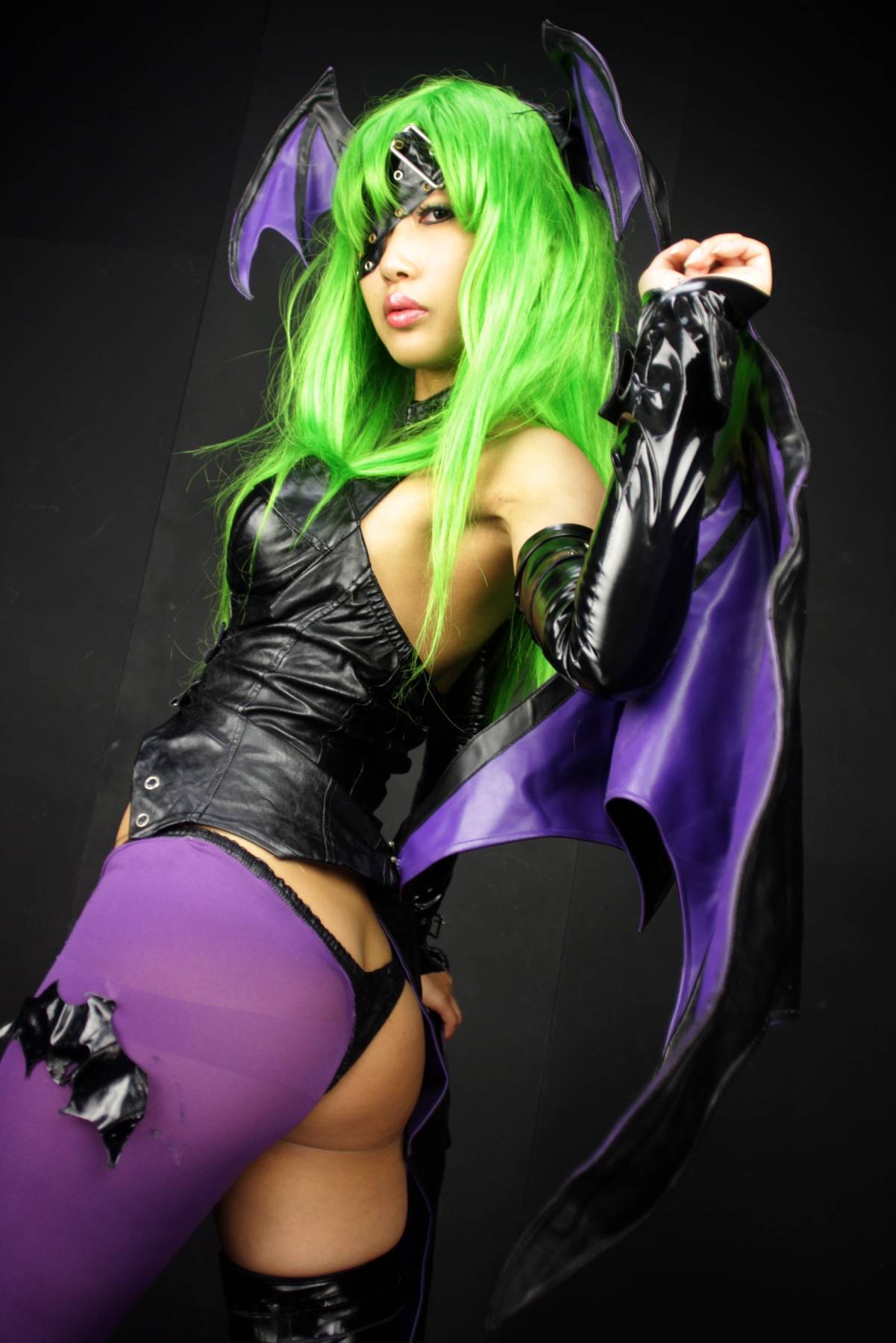 [Cosplay]  Darkstalkers  Morrigan with great body in latex